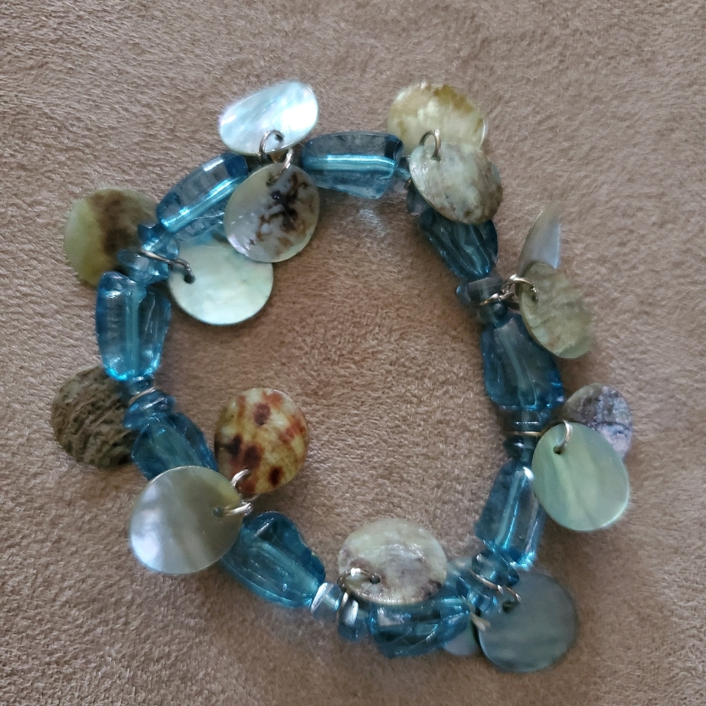 Stretch blue bead bracelet w shell disc